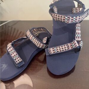 Teva Multicolor blue-pink Strapped Sandals. Water shoe. women’s size 8. Worn 2x